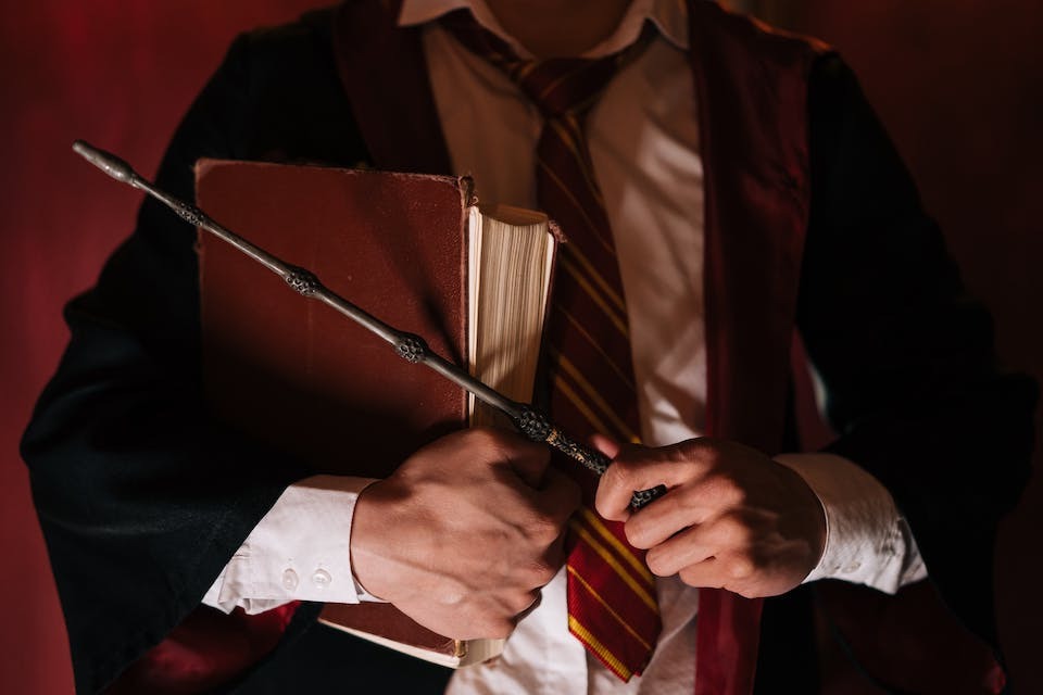 Décrypter les messages cachés dans les sortilèges et incantations de l'univers d'Harry Potter