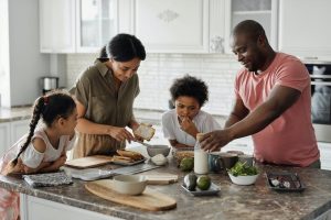 Les bienfaits de la cuisine avec les enfants : comment cela favorise leur éducation et renforce les liens familiaux