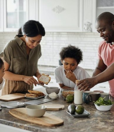 Les bienfaits de la cuisine avec les enfants : comment cela favorise leur éducation et renforce les liens familiaux