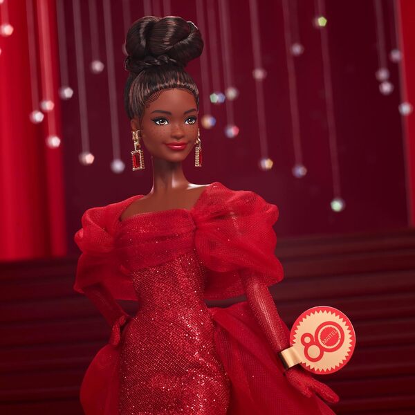 Barbie Poupée Barbie Spécial 80ème Anniversaire de Mattel Poupée emblématique à collectionner dans une robe en tulle rouge pailletée avec pendants d’oreilles et gants transparents, brune, JBJ18