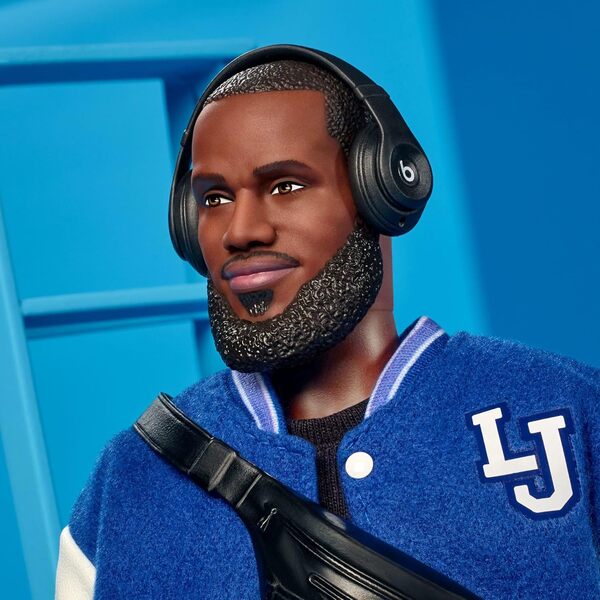 Barbie Poupée Lebron James Kenbassadors Signature avec bombeur et Accessoires, Dont Un Casque Audio et des Lunettes de Soleil, HRM33