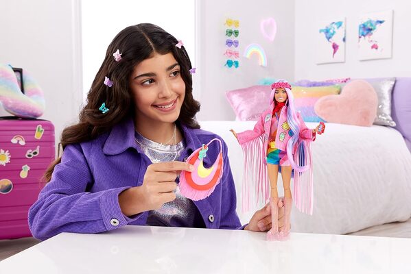 Barbie Extra Voyage Désert, Poupée Articulée avec Vêtements De Voyage, Comprend Une Veste À Franges Et Sac Oversize, Plus De15 Accessoires Inclus,Jouet pour Enfant de 3 Ans et Plus, HPB15