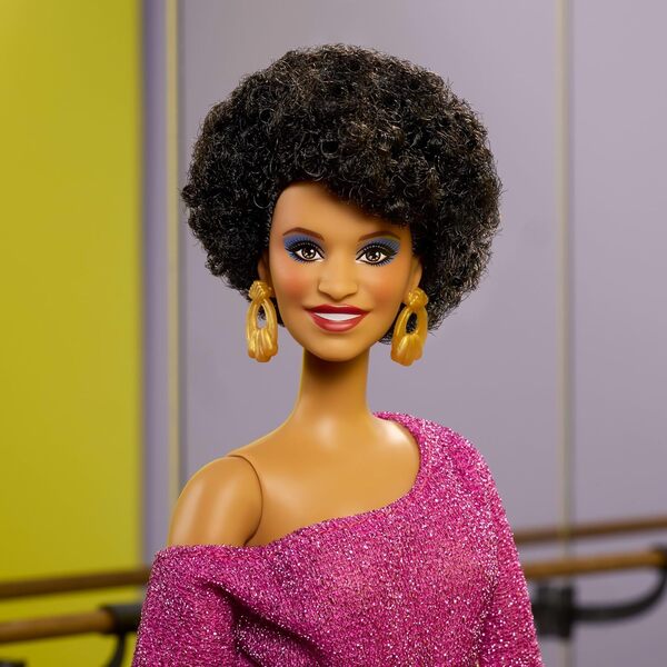 Barbie Signature Poupée Debbie Allen de la Collection Hommage de, poupée articulée avec Haut à épaules dénudées, Ceinture dorée et Pantalon Violet à Franges avec jambières, JBJ24