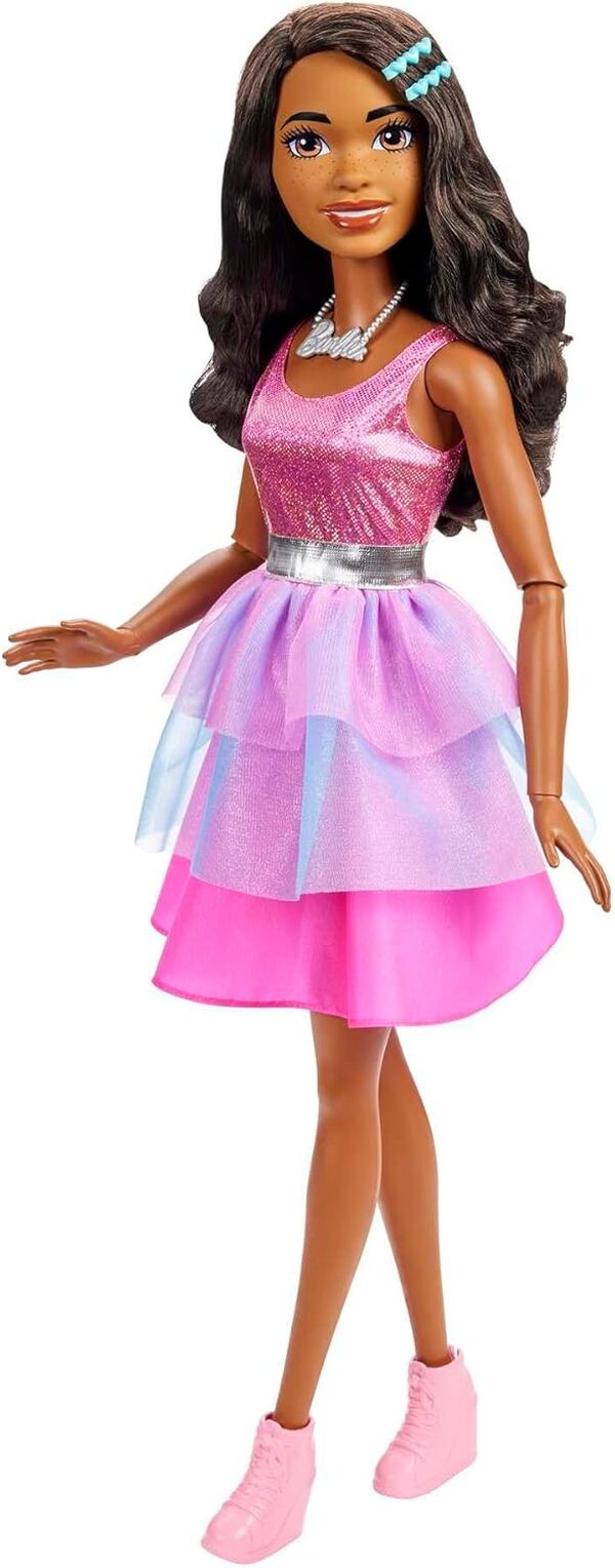 Barbie Grande Poupée Mannequin Brune Fashionistas avec Une Robe Rose Irisée, 71 Cm, Collier Et Barrettes À Cheveux, Jouet Enfant, A Partir De 3 Ans, HJY03