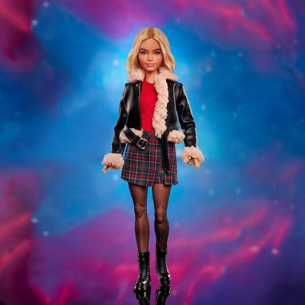 Barbie Poupée Barbie Ruby Sunday à collectionner, inspirée de la 14ème saison de la série Doctor Who, avec socle pour poupée et certificat d’authenticité, HRM78