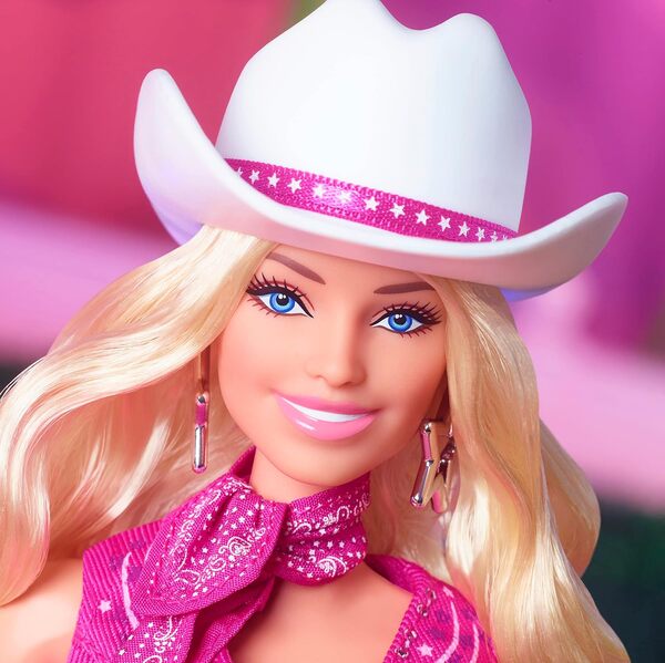 Barbie Le Film Poupée Mannequin Articulée Inspirée du Film avec Margot Robbie, avec Tenue Western Rose Et Chapeau De Cowboy, À Collectionner, Jouet Enfant, HPK00