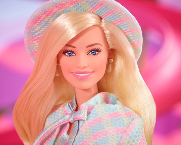 Barbie Le Film Poupée Mannequin Articulée avec Tenue À Carreaux Ensemble 3 Pièces, avec Chapeau Et Veste Assortis, Inspirée du Film, À Collectionner, Jouet Enfant, HRF26