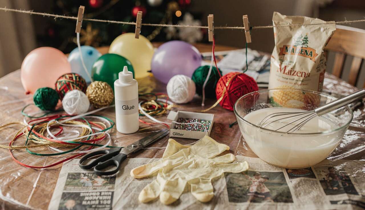 Boule de Noël en laine : décoration DIY facile à réaliser