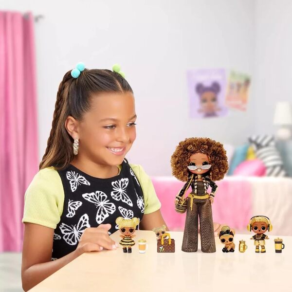 LOL Surprise OMG Royal Bee Family Pack - Plus de 45 Surprises - Poupée Mannequin Royal Bee, Poupées Tots Queen Bee, King Bee, Lil Queen Bee, Animal de Compagnie Pup Bee - Enfants de 4 Ans et Plus