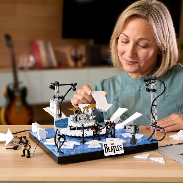 Mega « Mesdames et Messieurs, Les Beatles  ! » Jouet de Construction à Collectionner de 681 pièces avec 4 Figurines articulées des Membres du Groupe et lumières LED, Coffret pour Les collectionneurs