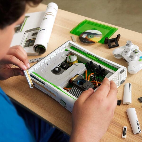 Mega Coffret de Construction à Collectionner Microsoft, réplique Xbox 360 avec 1 342 pièces, Manette et lumières LED, Jouet à Construire et à Exposer pour Les collectionneurs Adultes, HWW15