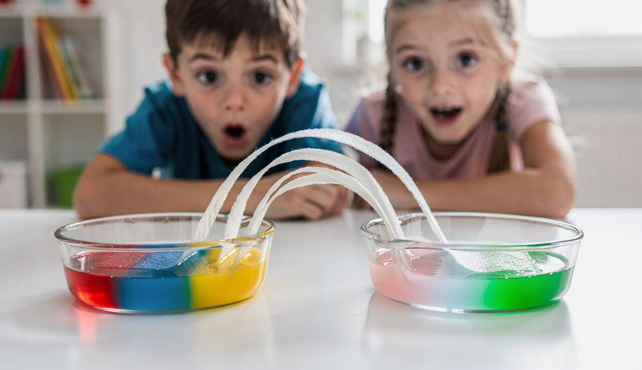 Expérience pour enfants : la capillarité, l'eau qui change de verre toute seule