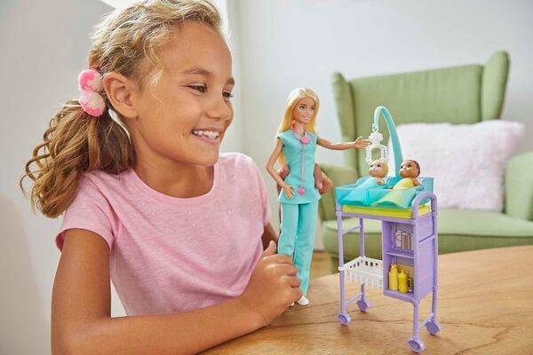 Barbie Métiers Coffret poupée Pédiatre Blonde avec Cabinet médical, Deux bébés et Accessoires, Jouet pour Enfant, GKH23