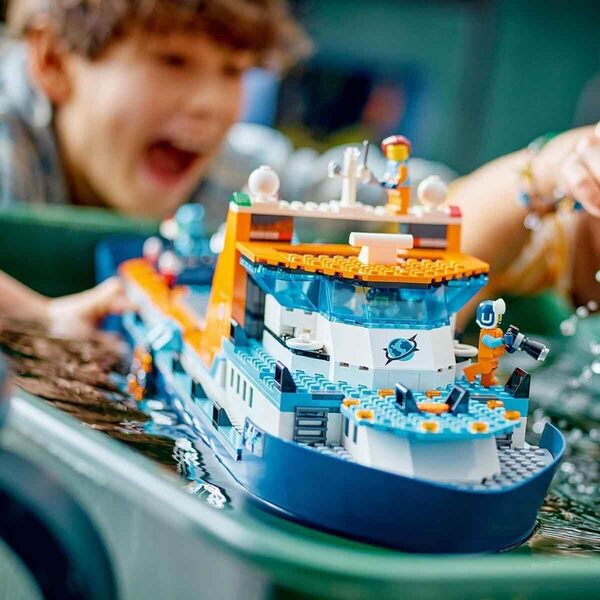 LEGO 60368 City Le Navire d’Exploration Arctique, Grand Jouet avec Bateau Flottant, Hélicoptère, sous-Marin, Épave de Viking, 7 Minifigurines et Figurine d'Orque, Cadeau Enfants, Garçons et Filles