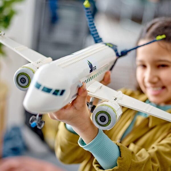 LEGO 60367 City L’Avion de Ligne, Jeux de Construction, Maquette d'avion pour Noël, avec Véhicules de l'Aéroport : Bus, Remorqueur, Chargeur, Camion à Bagages et 9 Minifigurines, Cadeau