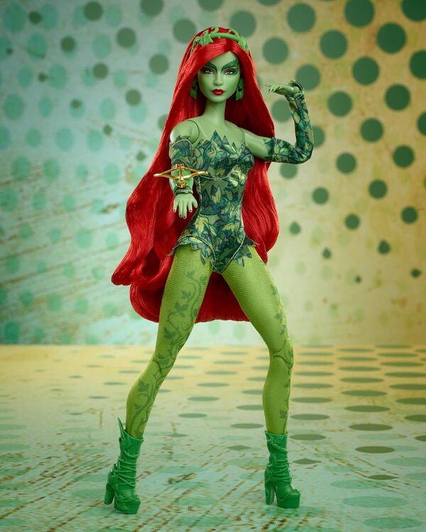 Barbie Poupée Signature Poison Ivy Collector avec Corps Posable, Tenue Iconique, & Accessoires, DC Batman 85th Anniversary Collectible, HRM51