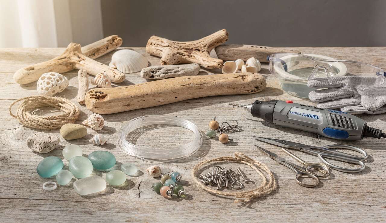 Mobile en bois flotté, coquillages et verre poli : décoration DIY à faire soi-même