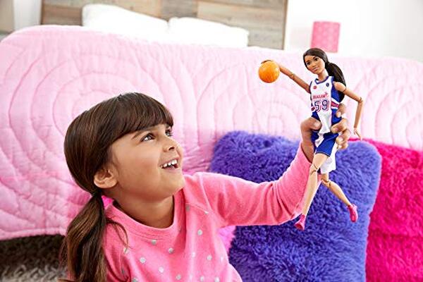 Découvrez notre test détaillé de la Barbie Made to Move FXP06 : une poupée basketteuse articulée pour les passionnés de sport et de collection.