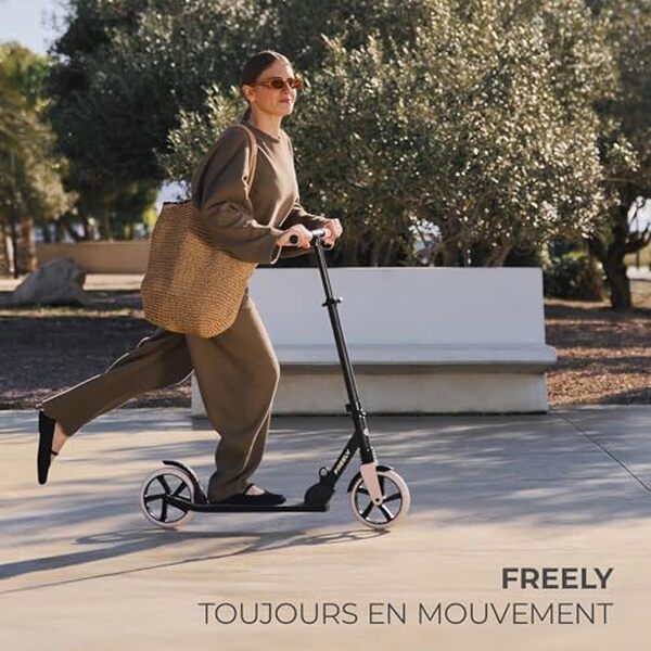 Découvrez notre avis sur la trottinette Kinderkraft Freely pour enfants, conçue pour un pliage rapide et une robustesse à toute épreuve. Idéale pour les jeunes explorateurs en quête d'aventure.