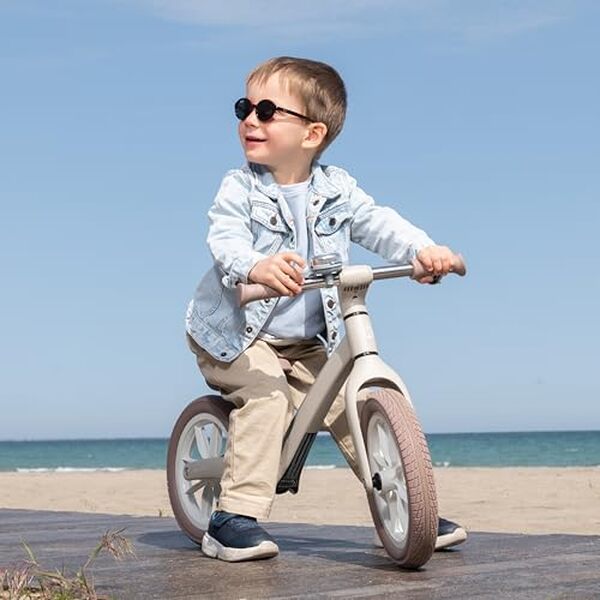 Découvrez notre avis sur la draisienne KikkaBoo Lanser : une solution évolutive et ludique pour accompagner les enfants de 3 à 6 ans dans leur apprentissage de l'équilibre et du vélo.