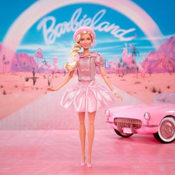 Découvrez notre analyse complète sur le film barbie, où la tenue rose et les bijoux sont au cœur de cette fascinante critique cinématographique. Plongez dans l'univers élégant de la poupée de collection !