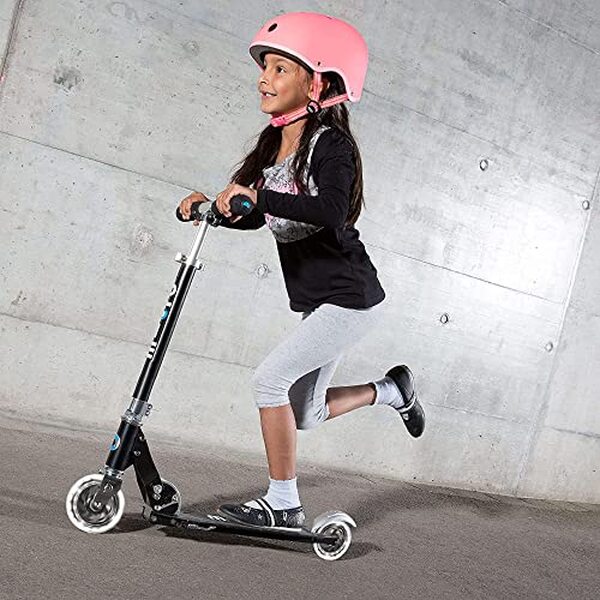 Découvrez le test de la micro trottinette sprite led : un mélange de praticité et de design lumineux pour des déplacements modernes et stylés