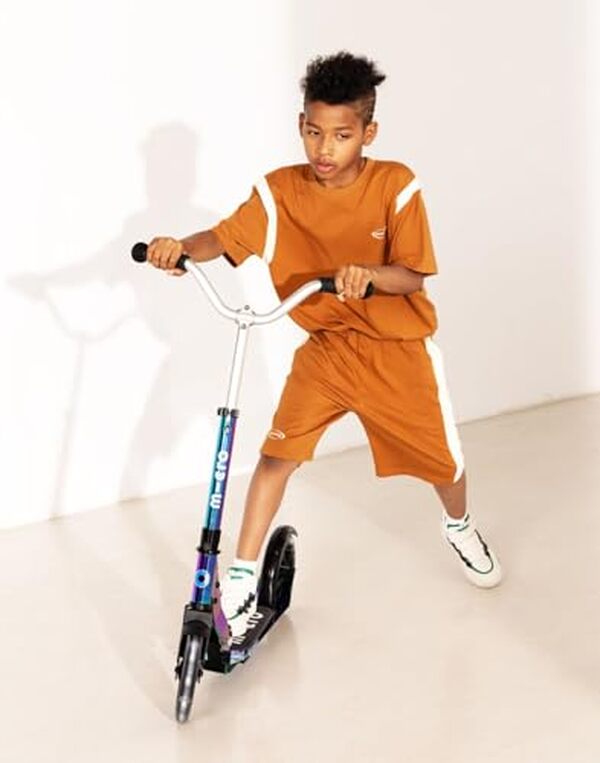 Découvrez notre avis détaillé sur la trottinette micro cruiser néochrome : performances, design, sécurité et confort pour vos enfants, un choix incontournable pour des balades amusantes et stylées