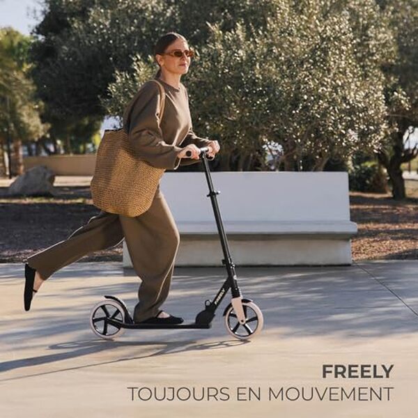 Découvrez notre test complet de la trottinette pliable kinderkraft Freely : caractéristiques, avantages, inconvénients et avis d'utilisateurs pour bien choisir. 