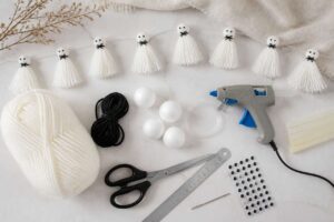 Guirlande de fantômes en laine : décoration DIY à faire soi-même