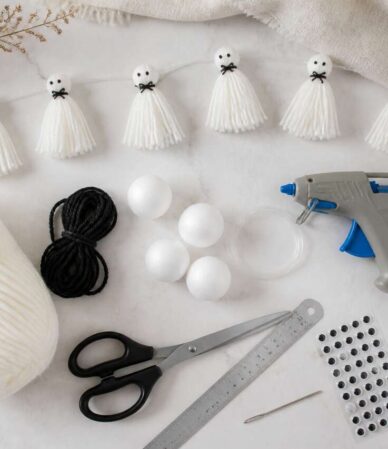 Guirlande de fantômes en laine : décoration DIY à faire soi-même