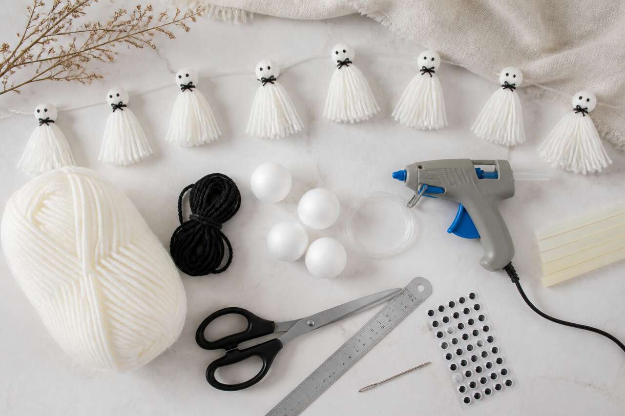 Guirlande de fantômes en laine : décoration DIY à faire soi-même