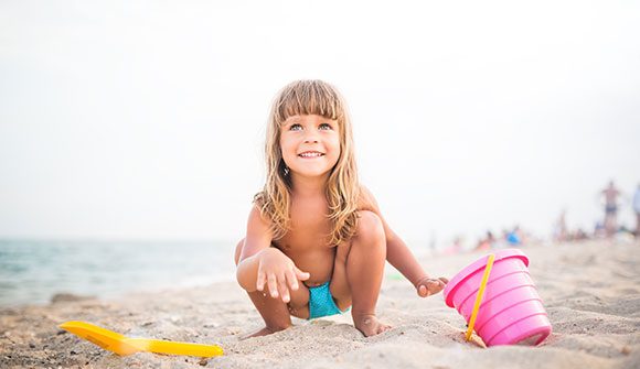 album-marins-plage-enfant-jeu